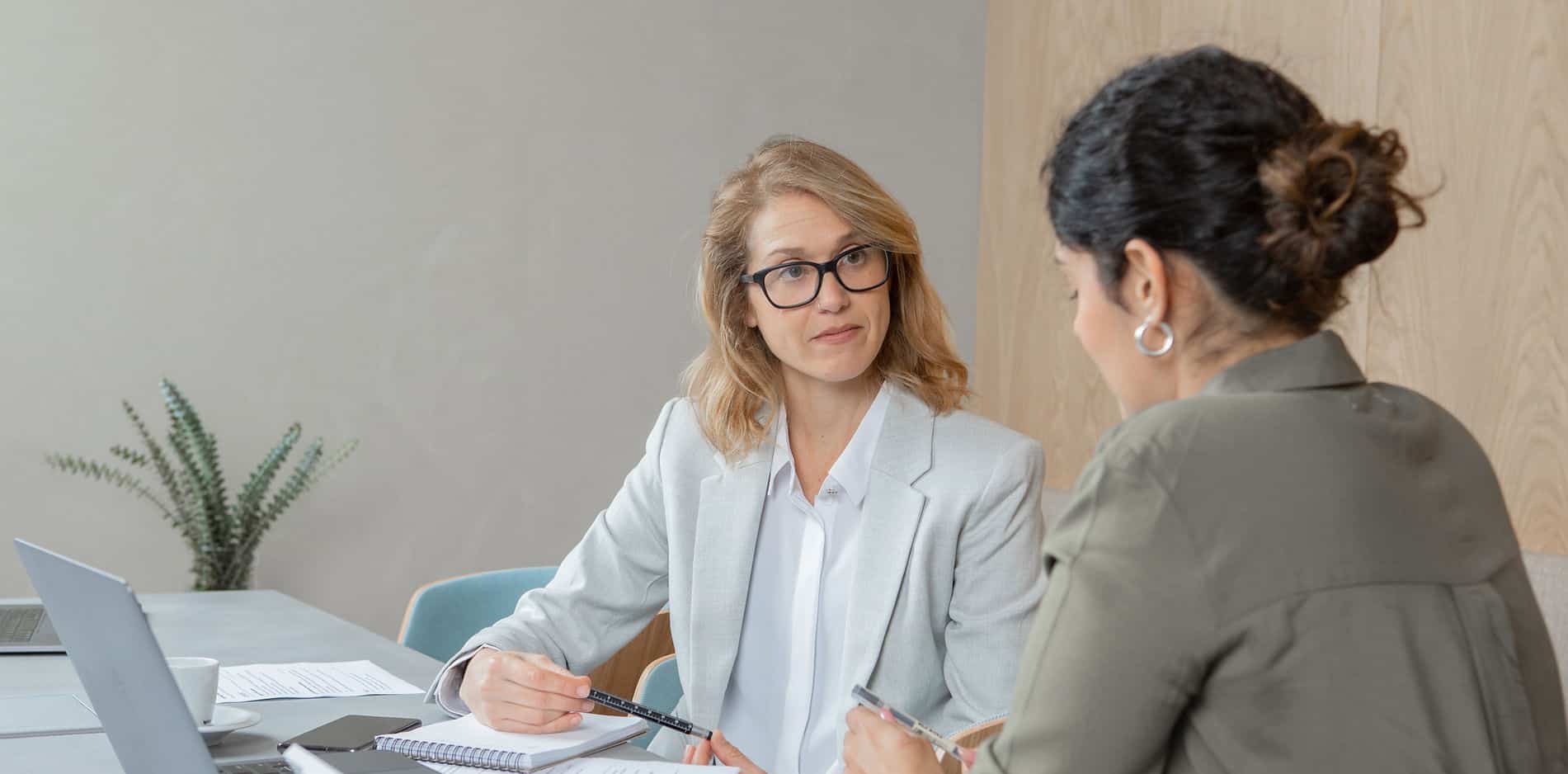 Consultoria jurídica trabalhista, especialista em direitos do trabalhador e departamento de RH.