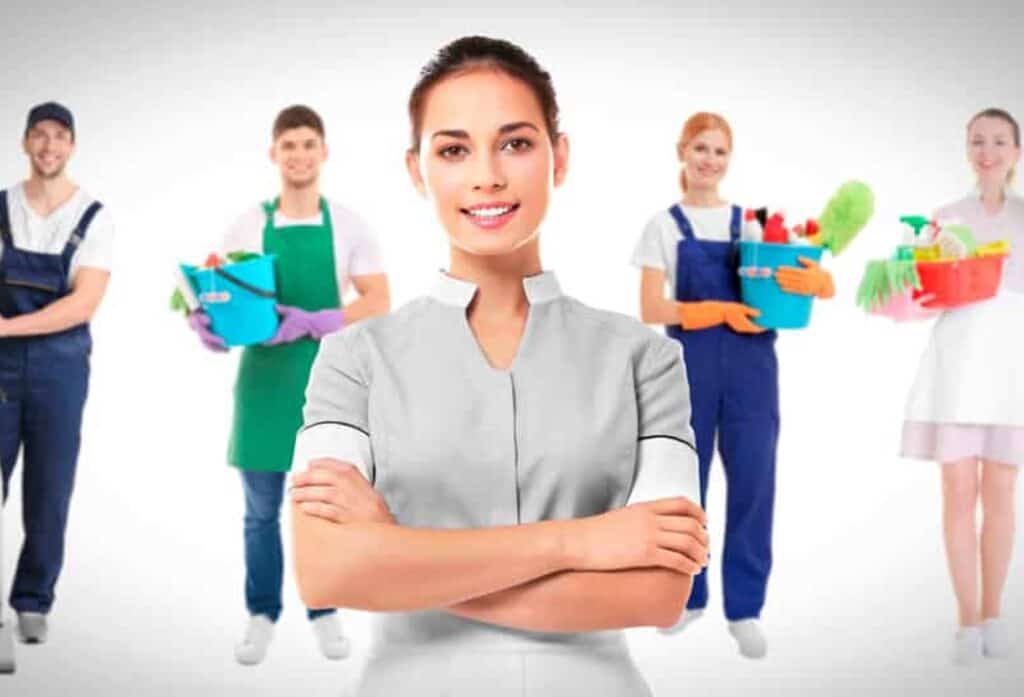 Profissionais de limpeza feminina com baldes de produtos de limpeza, equipe de serviços gerais, diversidade no trabalho.