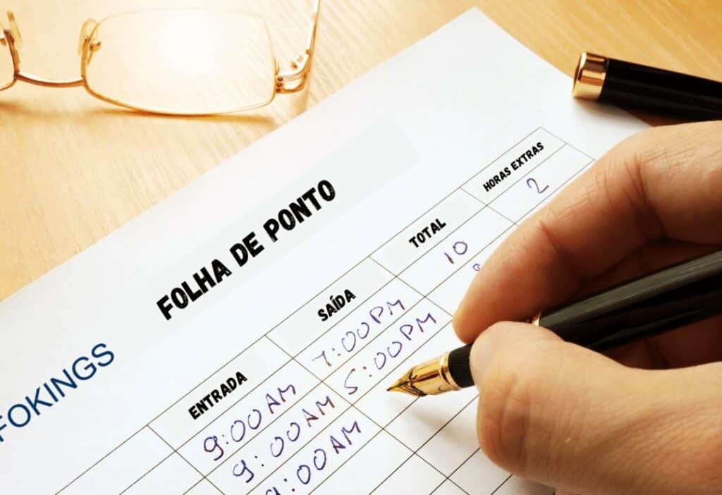 Folha de ponto de registro de horário de entrada, saída e horas extras no ambiente de trabalho.