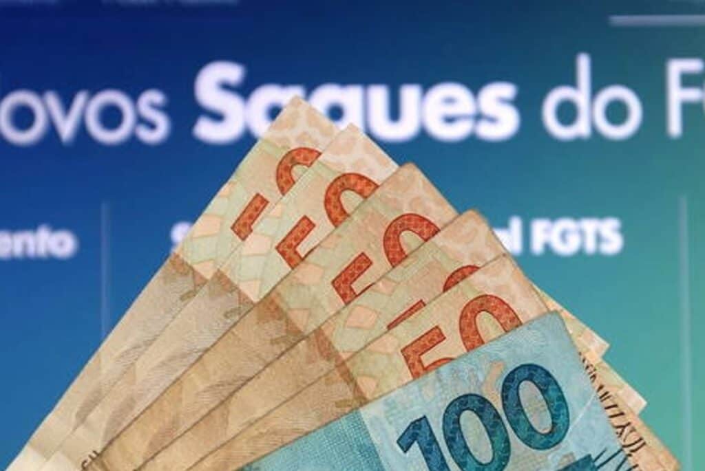 Notas de dinheiro com notas de 50 e 100 reais, símbolos de recursos e fluxo de caixa.