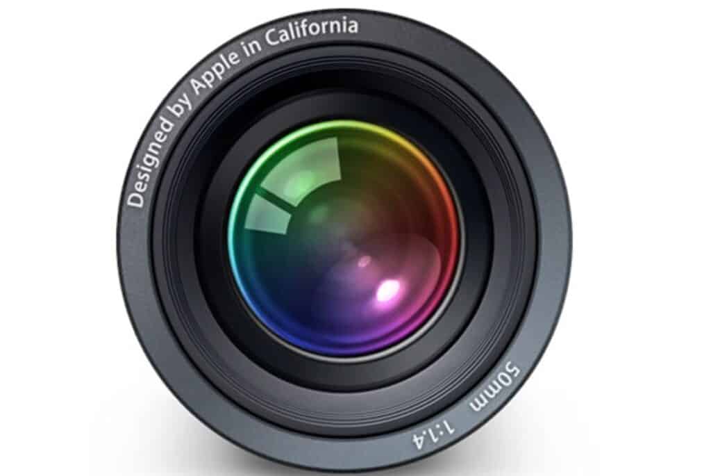 Óptica de câmera com lente colorida e foco nítido.