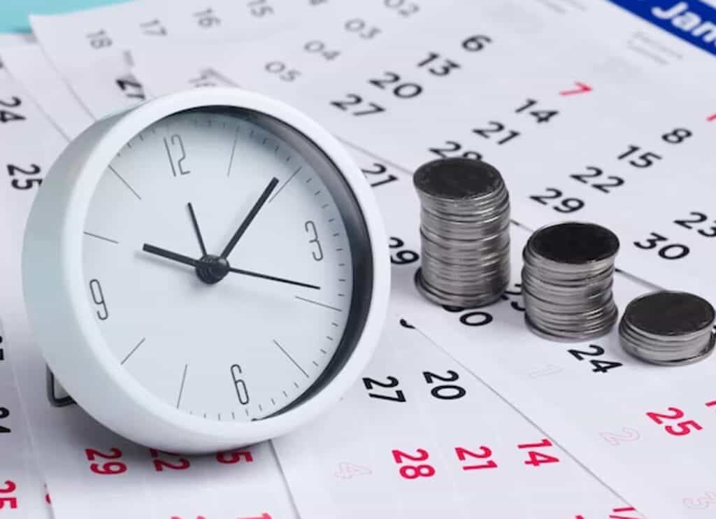 Relógio branco com dinheiro e calendário, simbolizando gestão de tempo e finanças.