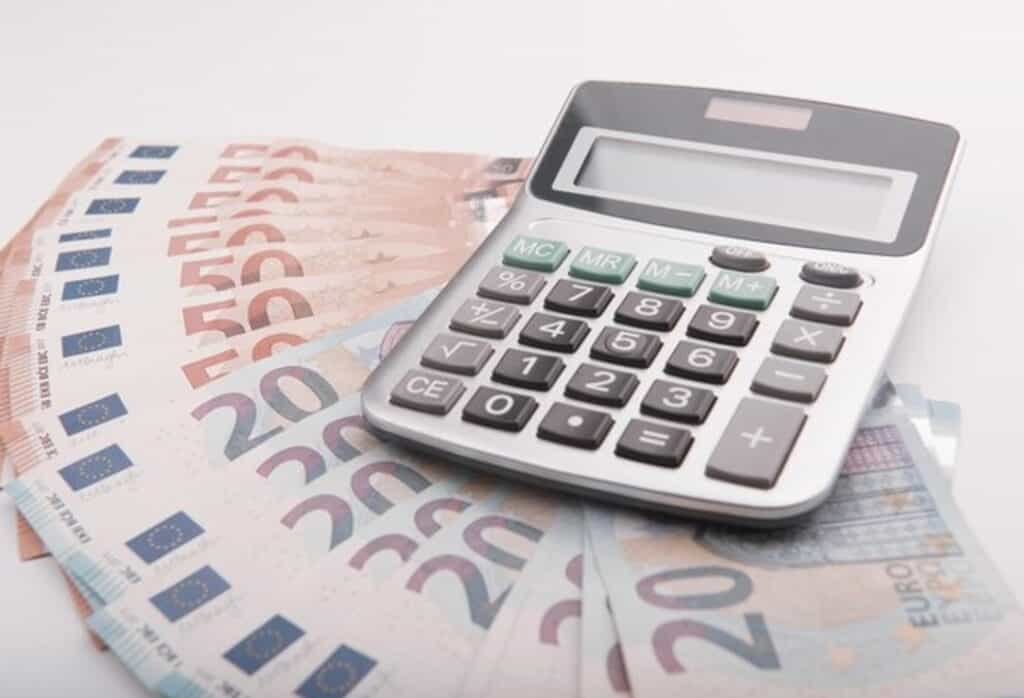 Dinheiro em euros com calculadora, finanças e economia, conceito de cálculos financeiros.