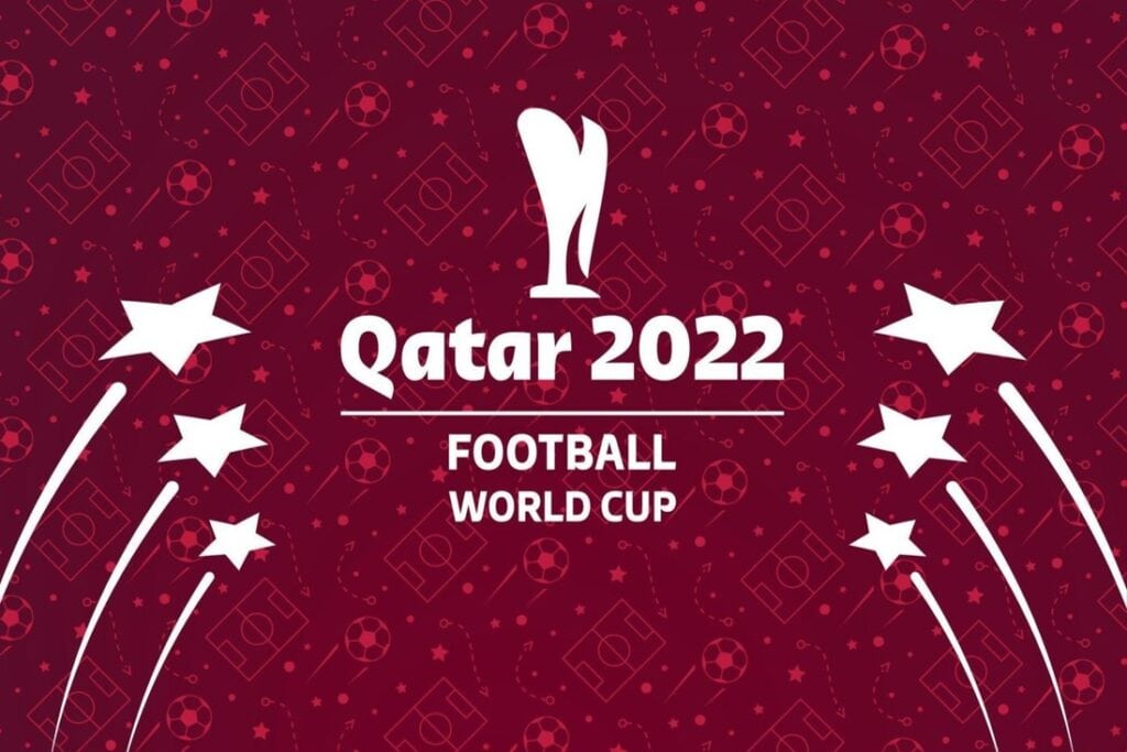Qatar 2022 Copa do Mundo de Futebol, logo e elementos esportivos em fundo vermelho.