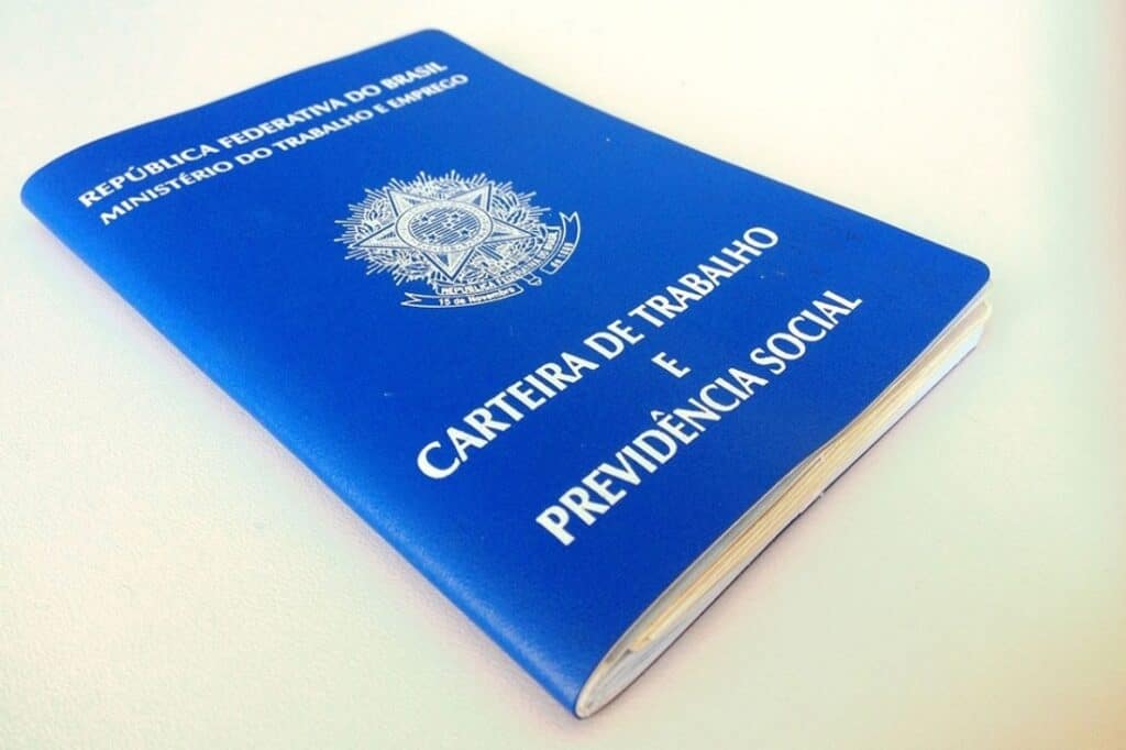 Carteira de Trabalho e Previdência Social do Brasil com destaque para direitos trabalhistas.