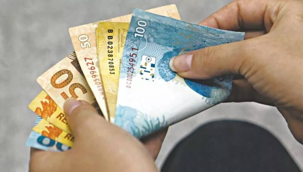 Nota de cem, cinquenta, vinte, dez reais. Dinheiro em notas brasileiras. Moedas e notas de alta circulação no Brasil.