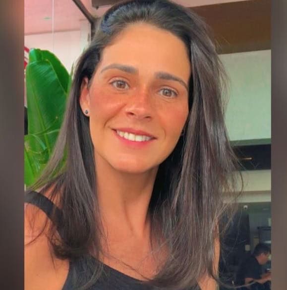 Profissional de saúde sorridente em ambiente interno, representando serviços de odontologia e bem-estar.