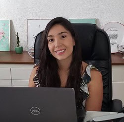 Advogada sorridente em escritório, atendendo clientes com profissionalismo e dedicação.