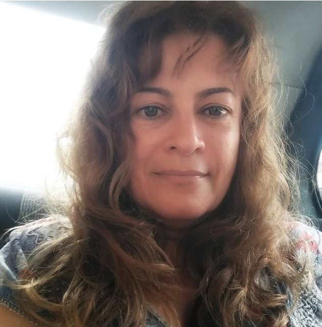 Legi Laboris advogada sorridente no carro, consultoria jurídica confiável e profissional.