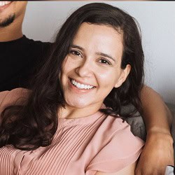 Profissional sorridente, atendimento jurídico com Legi Laboris, soluções legais personalizadas.