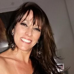 Profissional sorridente com cabelo castanho e maquiagem elegante, representando a Legi Laboris.