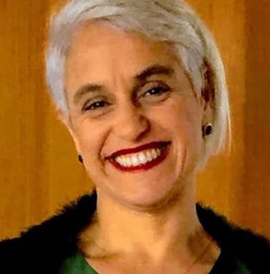 Profissional de direito com sorriso acolhedor, representando serviços jurídicos de excelência.