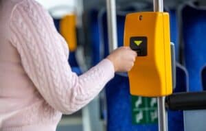 Pessoa validando o cartão de transporte em um ônibus, representando o uso do vale-transporte pela empregada doméstica para deslocamento entre casa e trabalho.